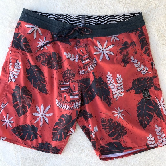 Volcom Other - Volcom Men's Board Shorts Hawaiian Print sz 38